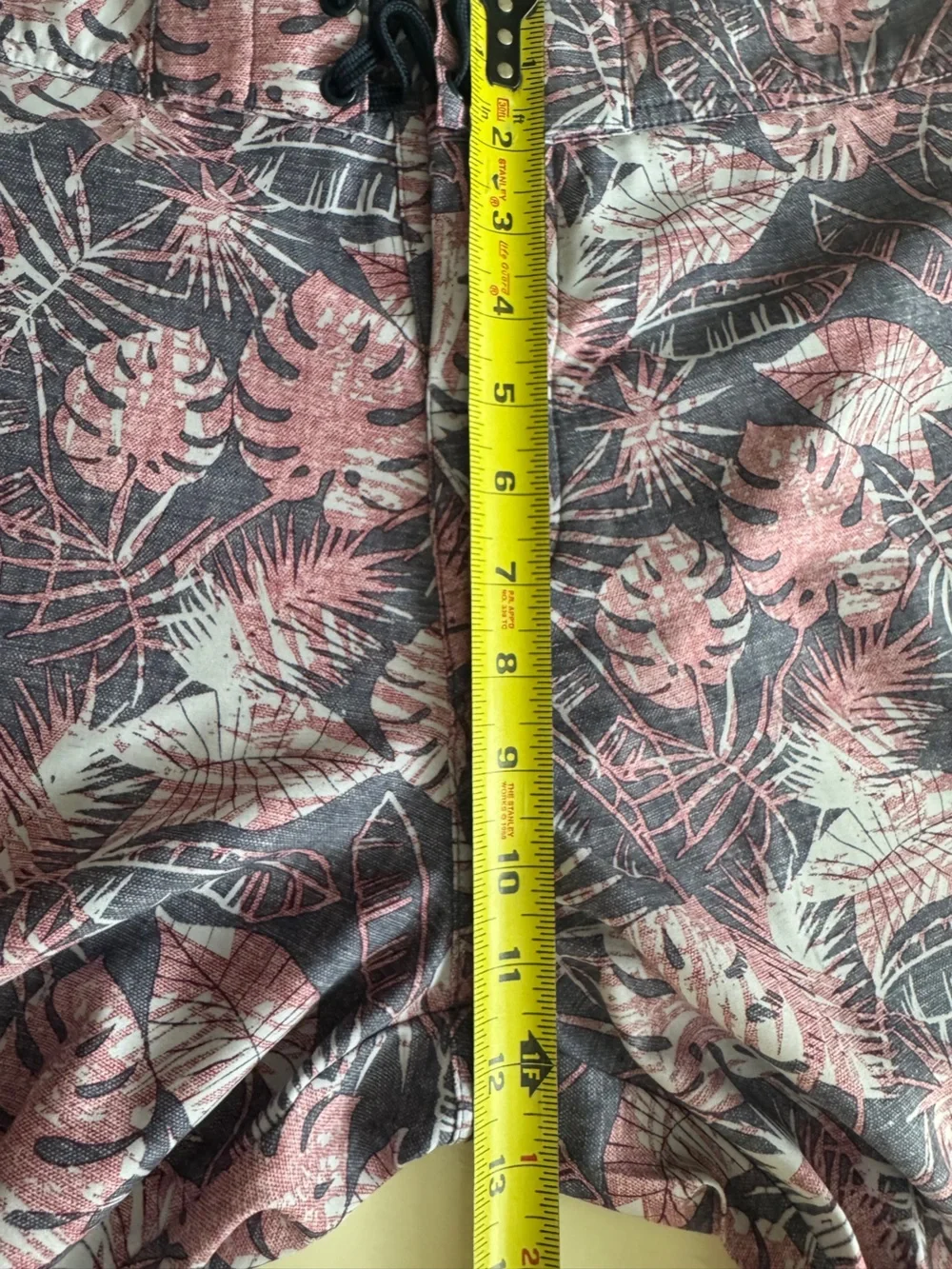 Travis Mathew Hawaiian Board Shorts Swim Trunks Size 34 Gray Pink with 10”Inseam